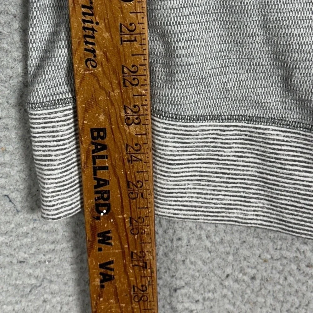 Lululemon Sweatshirt Womens 4 Grey White Stripes Pullover Sweatshirt Long Sleeve